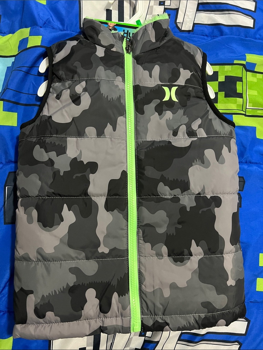 Kids camo puffer vest